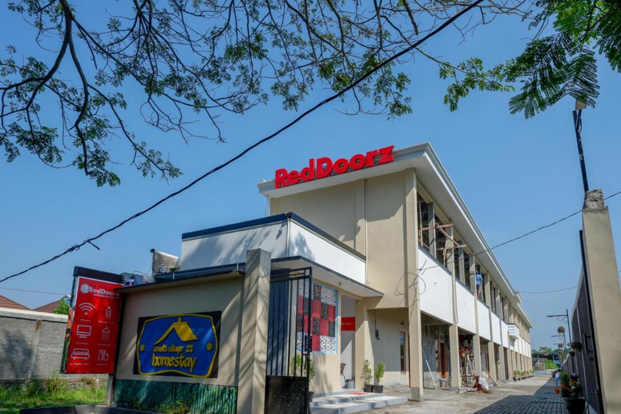 Reddoorz Near Padang Golf Adisucipto Hotel Potrojayan Екстериор снимка