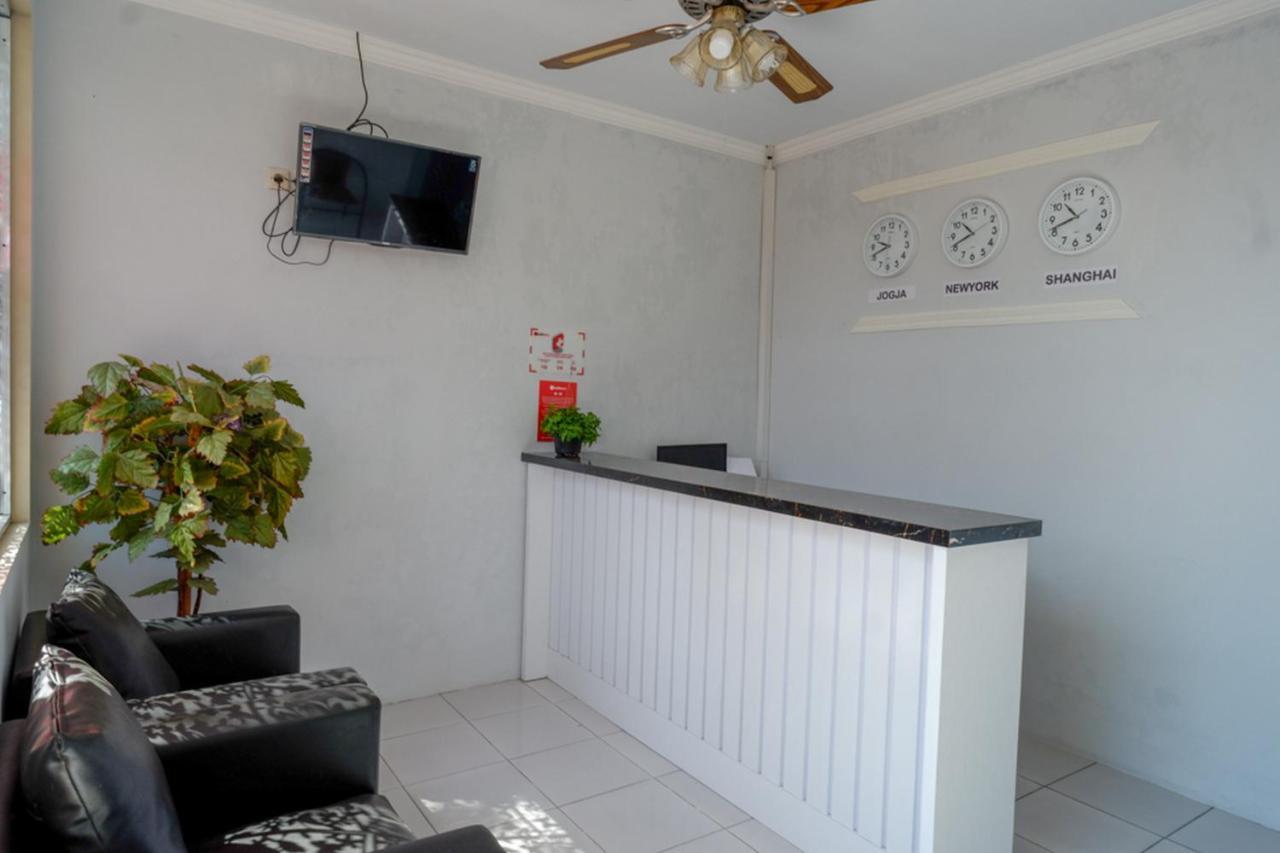Reddoorz Near Padang Golf Adisucipto Hotel Potrojayan Екстериор снимка