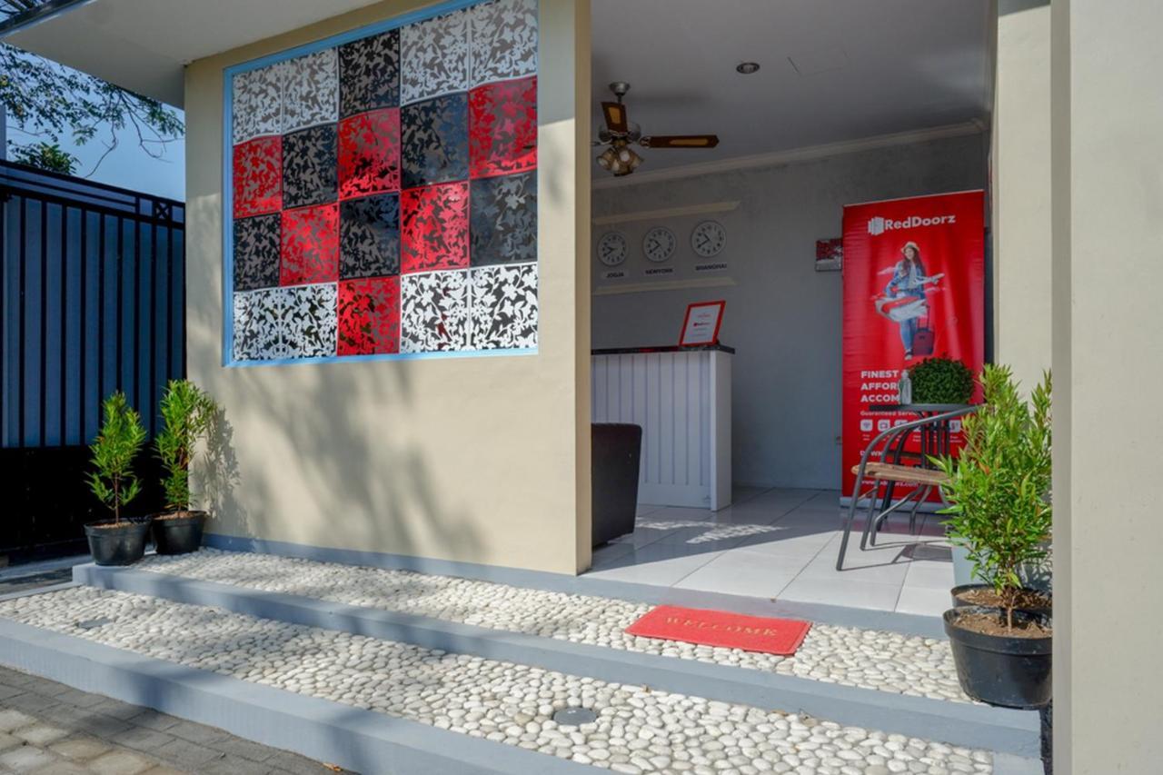 Reddoorz Near Padang Golf Adisucipto Hotel Potrojayan Екстериор снимка